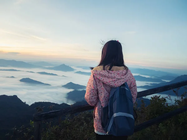 배낭에 피크 산에서 일출을 즐기고 젊은 여자. — 스톡 사진