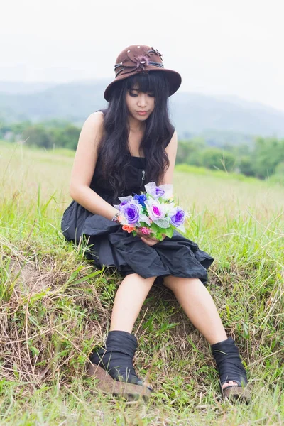 Porträt eines asiatischen Mädchens im schwarzen Kleid — Stockfoto