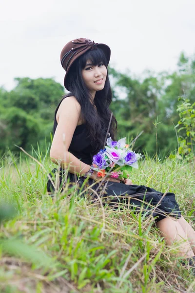 Portrét asijské dívka, která nosí černé šaty — Stock fotografie