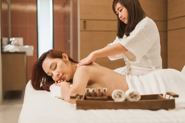 Asien kvinnor massage terapi på säng — Stockfoto