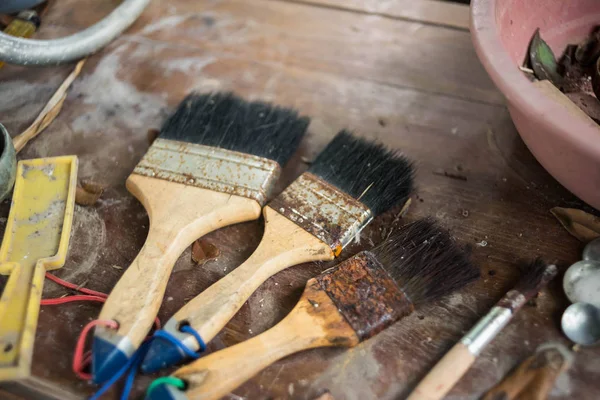 Zestaw jednostek brudne sculpting narzędzi na drewnianym stole — Zdjęcie stockowe