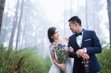 Öncesi düğün çam ormanı içinde aşık