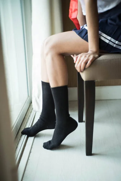 Ноги Японской Девушки Сидящей Стуле — стоковое фото