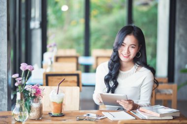 Tablet bilgisayar kullanan kafede Asya kız