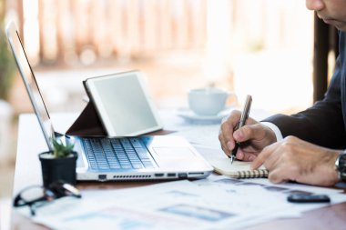 Masa başı işinde çalışan bir iş adamı.