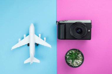 Yaratıcı düz yatıyordu moda stil seyahat konsepti ile renkli bac