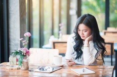 Cep telefonuyla kafede Asya kız