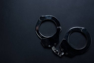 Üstten görünüm, siyah arka plan üzerine zincir