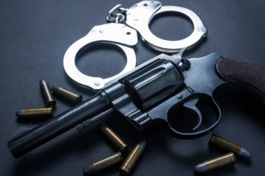 Silah mühimmat ve siyah arka plan üzerine zincir