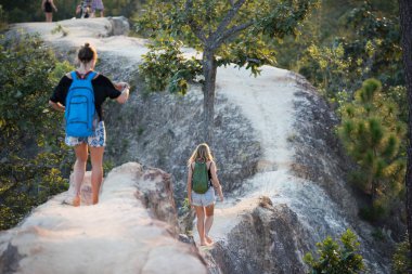 Ülkenin kuzeyinde yer kanyon boyunca turist yürüyüş