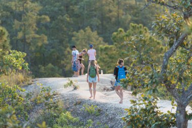 Pai, Tayland - 07 Kasım 2015: Ülkenin kuzeyinde yer kanyon boyunca turist yürüyüş.