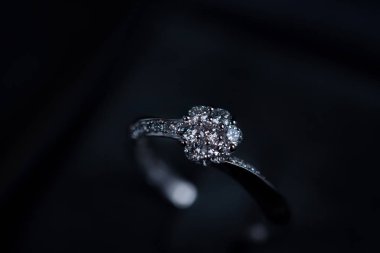 Elmas yüzük koyu arka plan üzerinde kapat