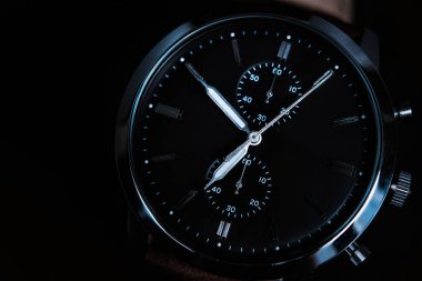 siyah arka plan üzerine adam izle