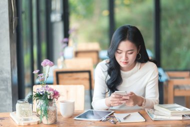 Cep telefonuyla kafede Asya kız