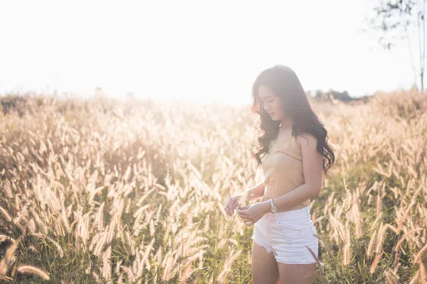 Portrait Asie Fille Coucher Soleil Sur Terrain — Photo