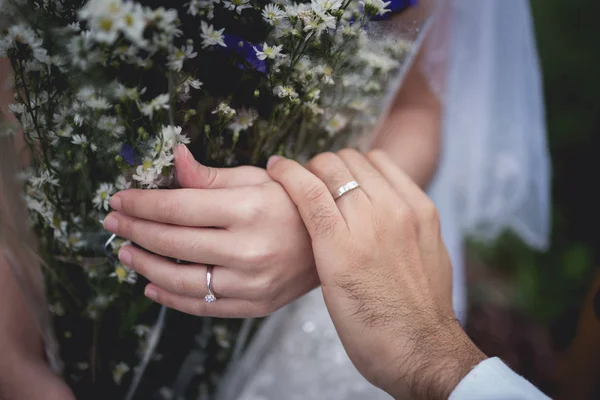 Pareja recién casada cogida de la mano — Foto de Stock