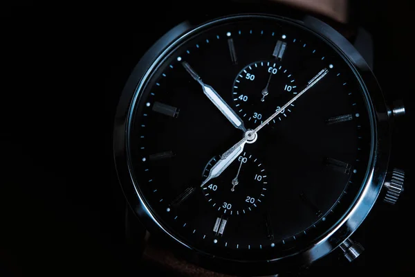 Mężczyzna zegarek na czarnym tle — Zdjęcie stockowe