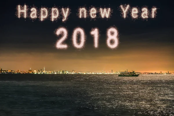 Feliz año nuevo 2018 escrito con chispa fuegos artificiales en fuegos artificiales w — Foto de Stock