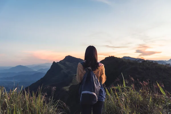 배낭에 피크 산에서 일출을 즐기고 젊은 여자. — 스톡 사진