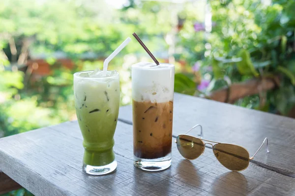 Café helado y té verde sobre tabla de madera fondo verde — Foto de Stock