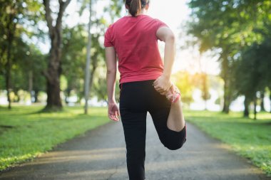 stretchin gün ışığı, açık egzersiz yaparak genç Asyalı kadın