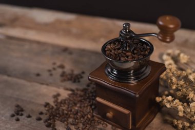 Kahve öğütücüsü ve kahve çekirdeği.