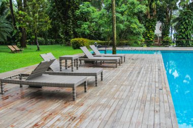 Tatil köyünde yüzme havuzu