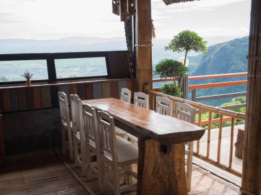 dağ manzaralı Restaurant yemek masasında