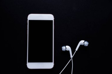 Hareket eden telefon ile koyu arka plan üzerinde kulaklık