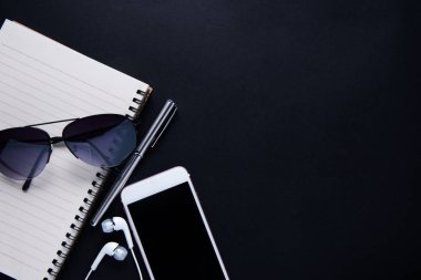 Üstten Görünüm iş Danışma kopya alanı, cep, defter, kalem, gözlük ile