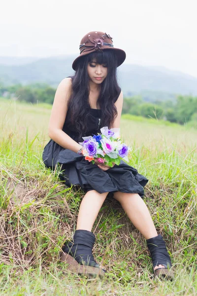 Retrato de chica asiática con vestido negro —  Fotos de Stock