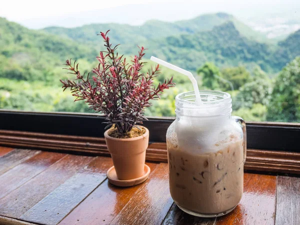 Café helado en la mesa con vista a la montaña de fondo — Foto de Stock