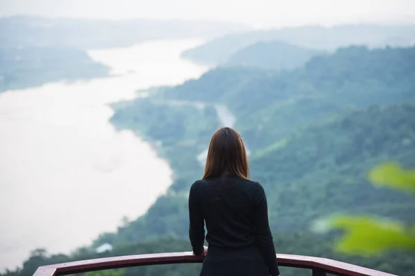 Azië meisje permanent op het terras met uitzicht op berg uitzicht op de rivier — Stockfoto