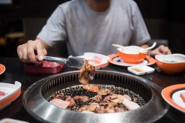 Rebanada de carne de res y cerdo en la parrilla para barbacoa o yak de estilo japonés —  Fotos de Stock