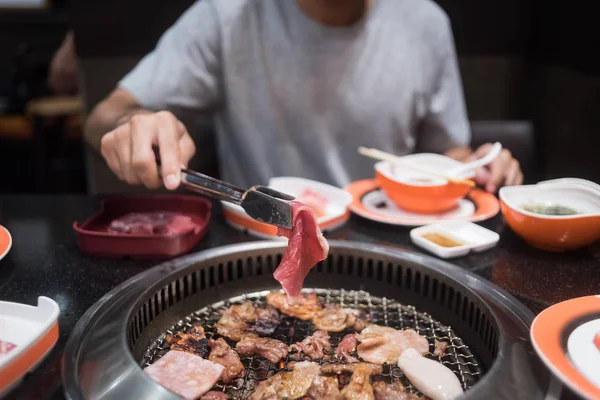 Carne de res cruda y rebanada de cerdo en la parrilla para barbacoa o yakiniku estilo japonés —  Fotos de Stock