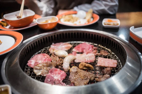 Carne cruda y rebanada de cerdo en la parrilla para barbacoa o estilo japonés —  Fotos de Stock