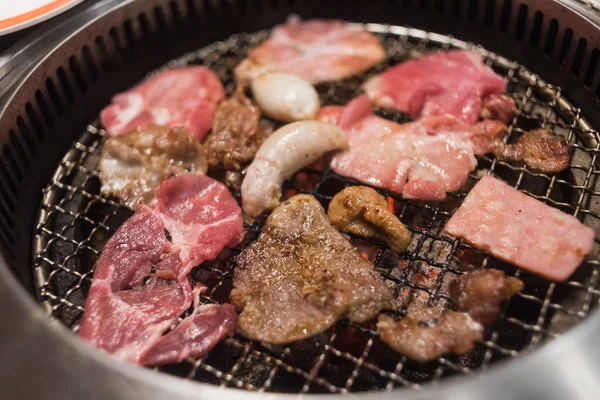 Carne cruda y rebanada de cerdo en la parrilla para barbacoa o estilo japonés —  Fotos de Stock