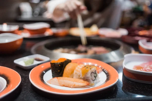 Aziatisch meisje sashimi set en yakiniku eten in het restaurant — Stockfoto