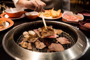 Barbekü veya Japon tarzı yakiniku için ızgara üzerinde ham sığır eti ve domuz eti dilim