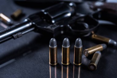 siyah arka plan üzerine silah