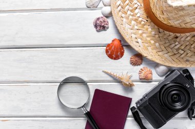 Yaz tatil arka plan, beyaz masa artalanını kamera ile seyahat kavramı