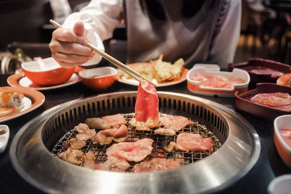 Carne cruda y rebanada de cerdo en la parrilla para barbacoa o estilo japonés — Foto de Stock