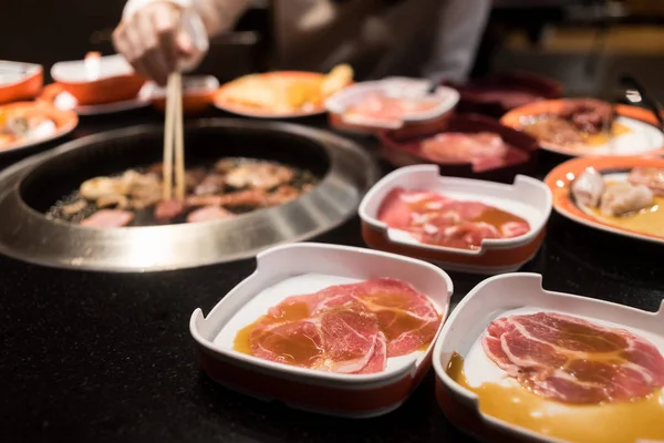 Rauw rund- en varkensvlees slice op de grille voor barbecue of Japanse stijl yakiniku — Stockfoto