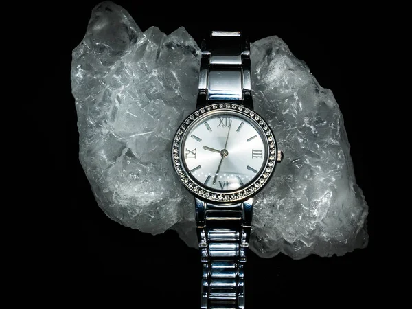 Donna orologio con diamante su sfondo nero — Foto Stock