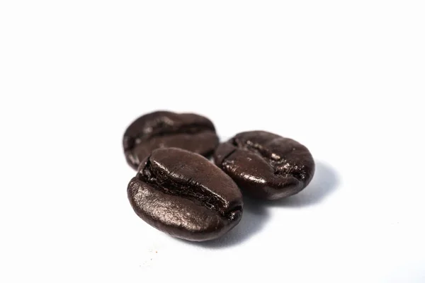 白い背景の排気切替器で分離されたコーヒー豆の焙煎 — ストック写真