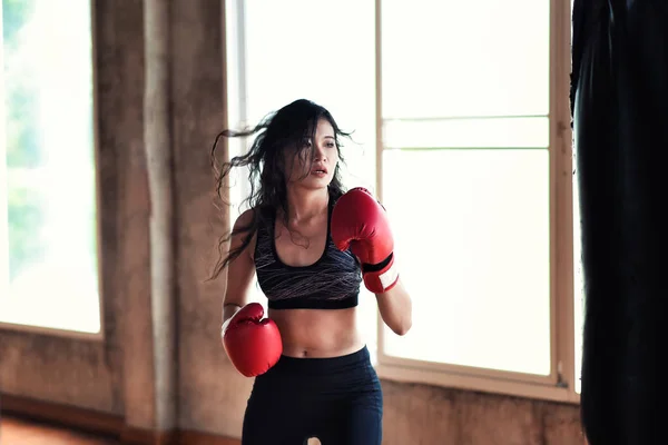 Sexy dziewczyna Azji wykrawania worek bokserski — Zdjęcie stockowe