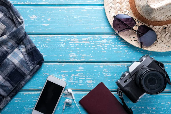 En çok seyahat aksesuarları görünümünü, Fotoğrafçılık seyahat kavramı mavi zemin üzerine yat
