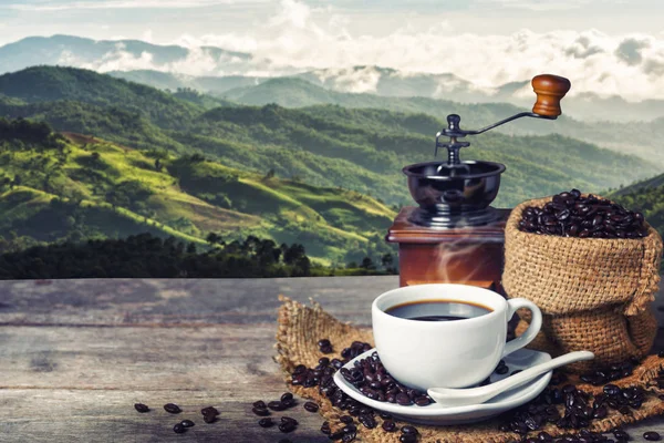 Egy Csésze Kávé Kávébab Asztalon — Stock Fotó