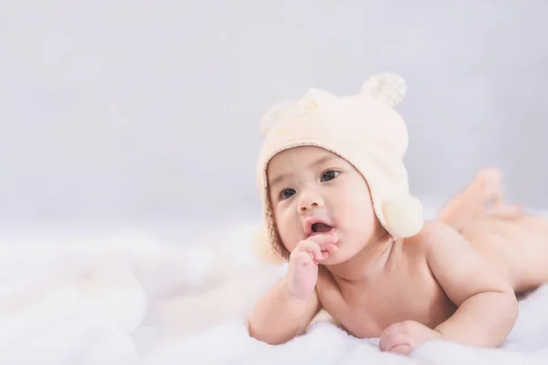 Portrait asie bébé sur lit blanc — Photo