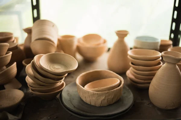 Tazas de terracota rústicas hechas a mano de cerámica de barro marrón — Foto de Stock